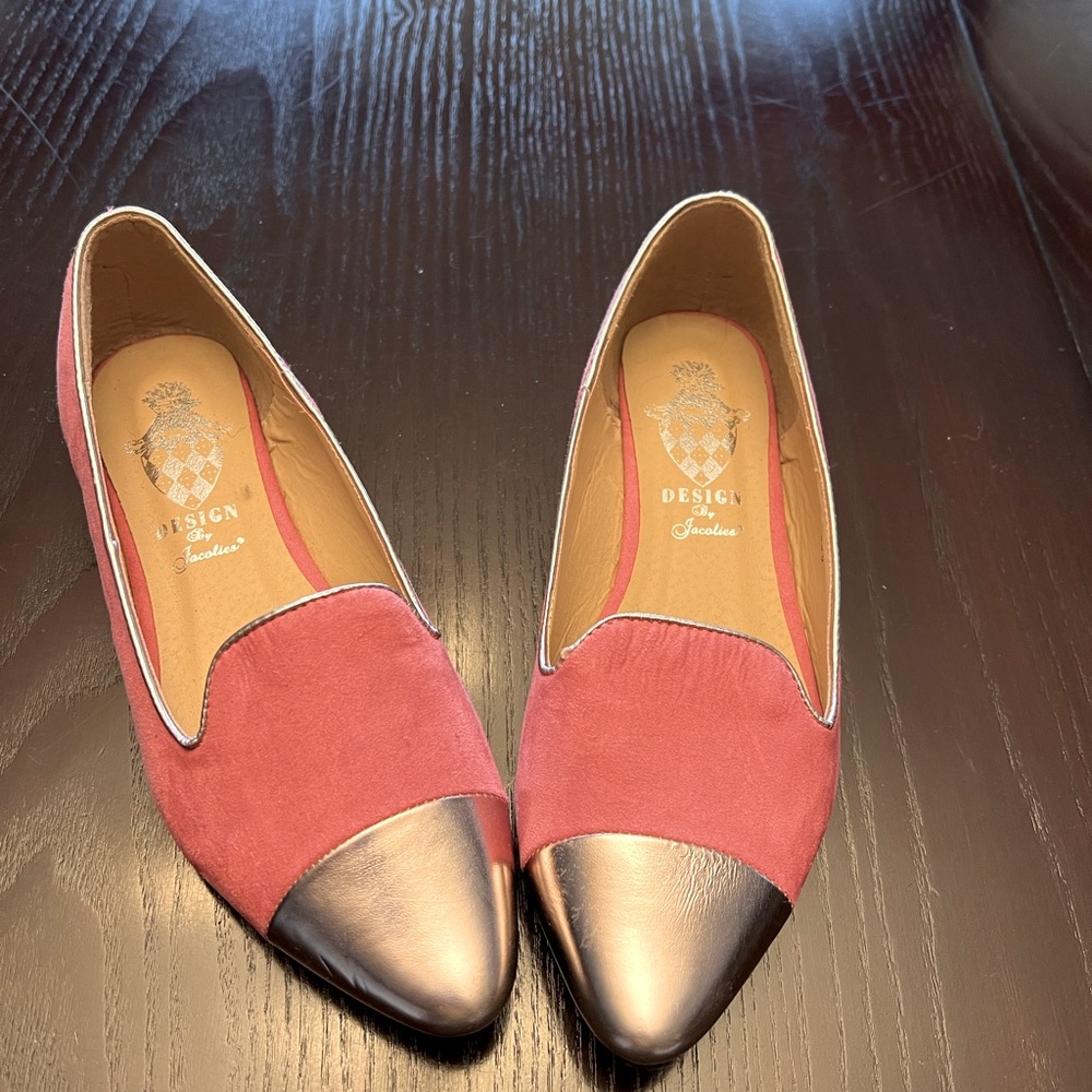 Pink suede flats with silver toe. BEAUTIFUL in great condition.